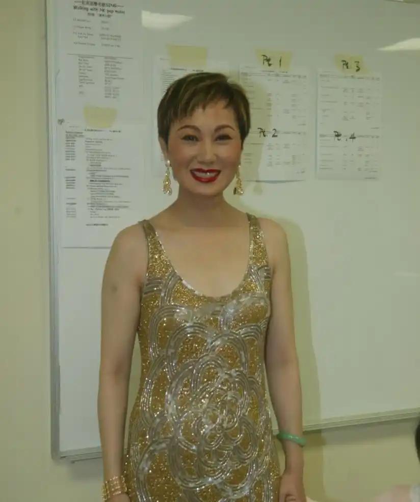 柳影虹19岁抱着女儿离婚，把前夫所有照片撕了，女儿从没见过生父长什么样。45年后