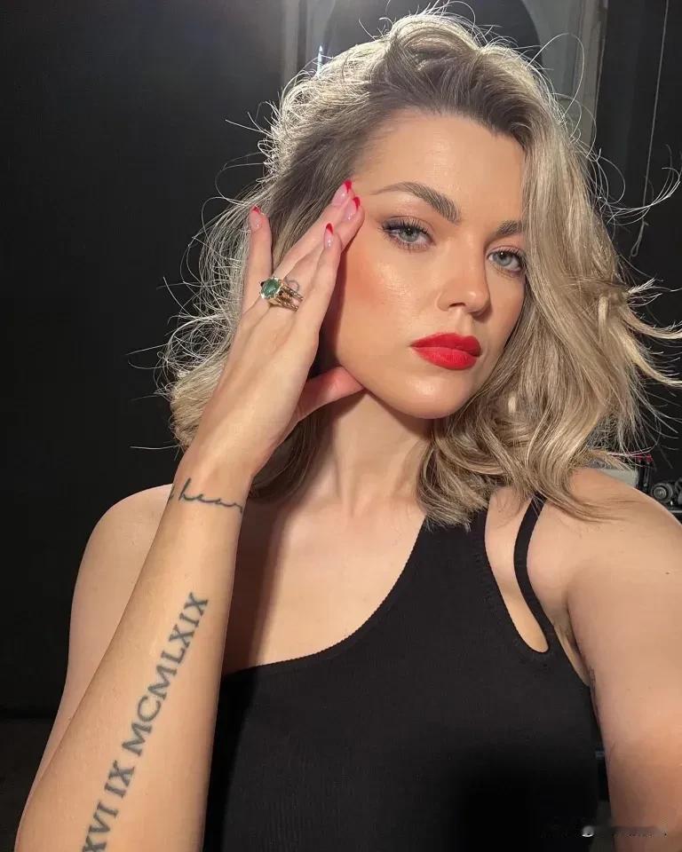 她突然断更了！”奥地利美妆博主斯蒂芬妮的粉丝们最先发现不对劲——连她家金毛马洛