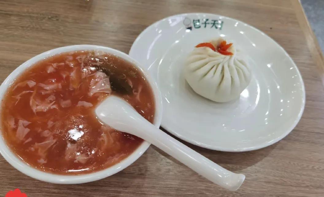 楼下新开的早餐摊卖疯了吧!一个肉包一碗蛋汤，才3块钱!我连吃三天没吃够，俩人