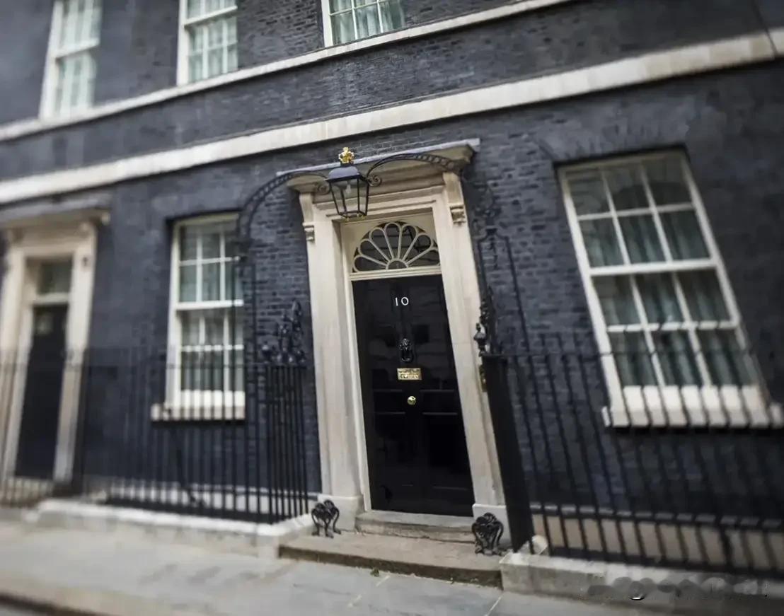 新官上任一路货！伯纳姆接棒斯塔默首相后，英国十年内更换七位当家人，依旧是换汤
