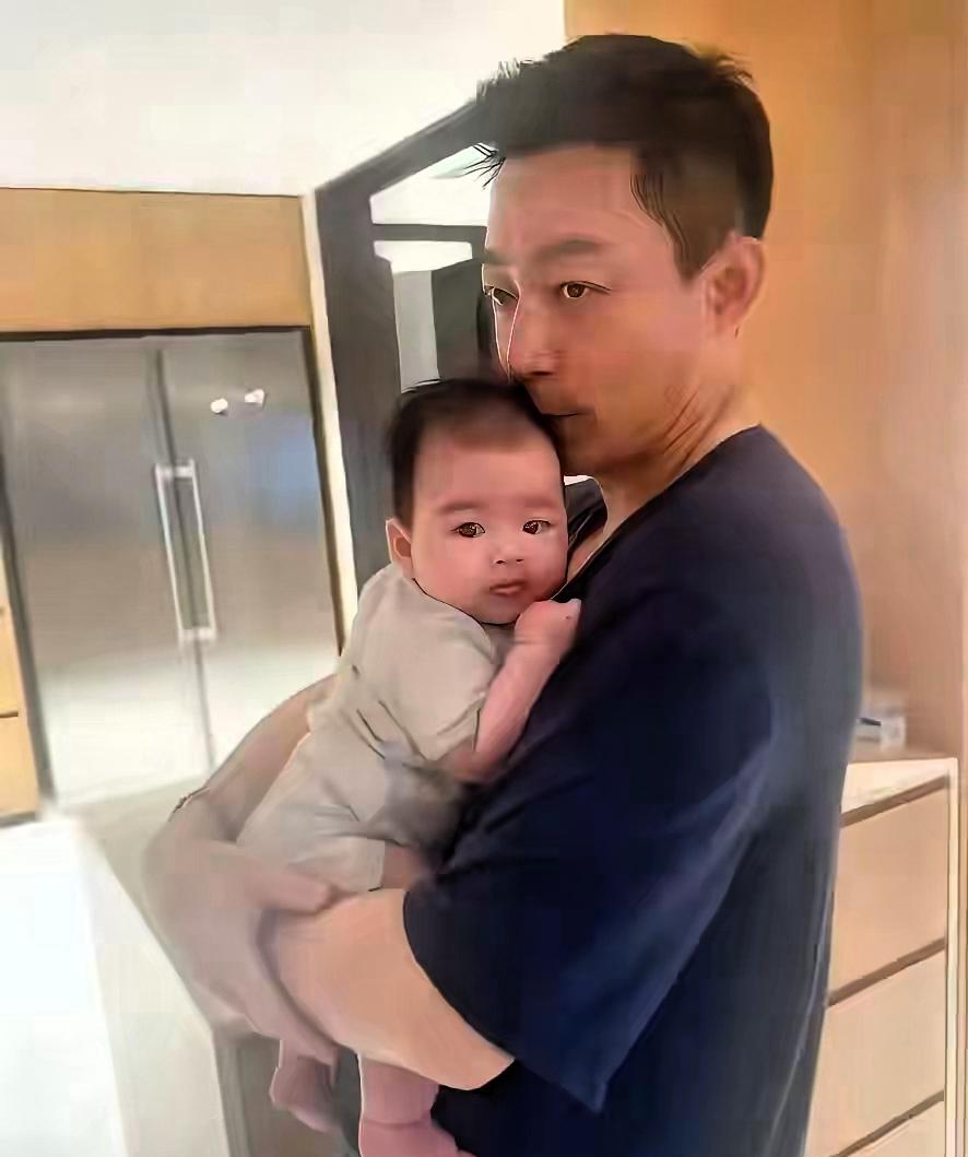 小七宝的照片出来了，大家都在看，他长得白白的，小脸圆圆的，眼睛也亮亮的，很多人都