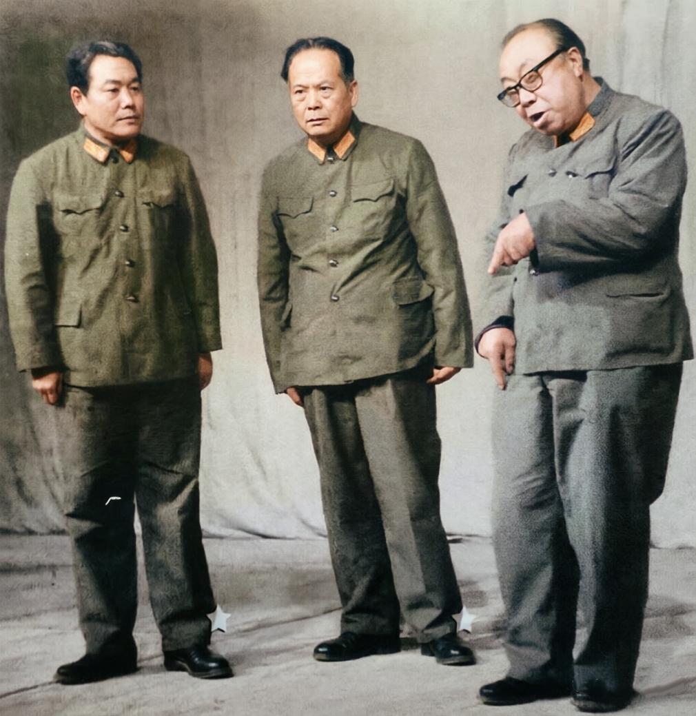 哈哈，这张合影居然被网友戏称为''三个大坏蛋''的聚会照！可我只认出了右侧表演生