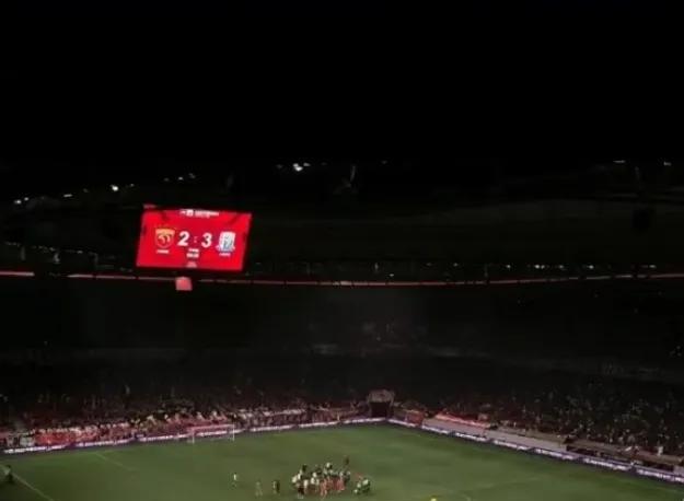 海港主场是不是灯坏了！就在前天海港与申花比赛结束后，竟然全场灯暗了！这是非常少见