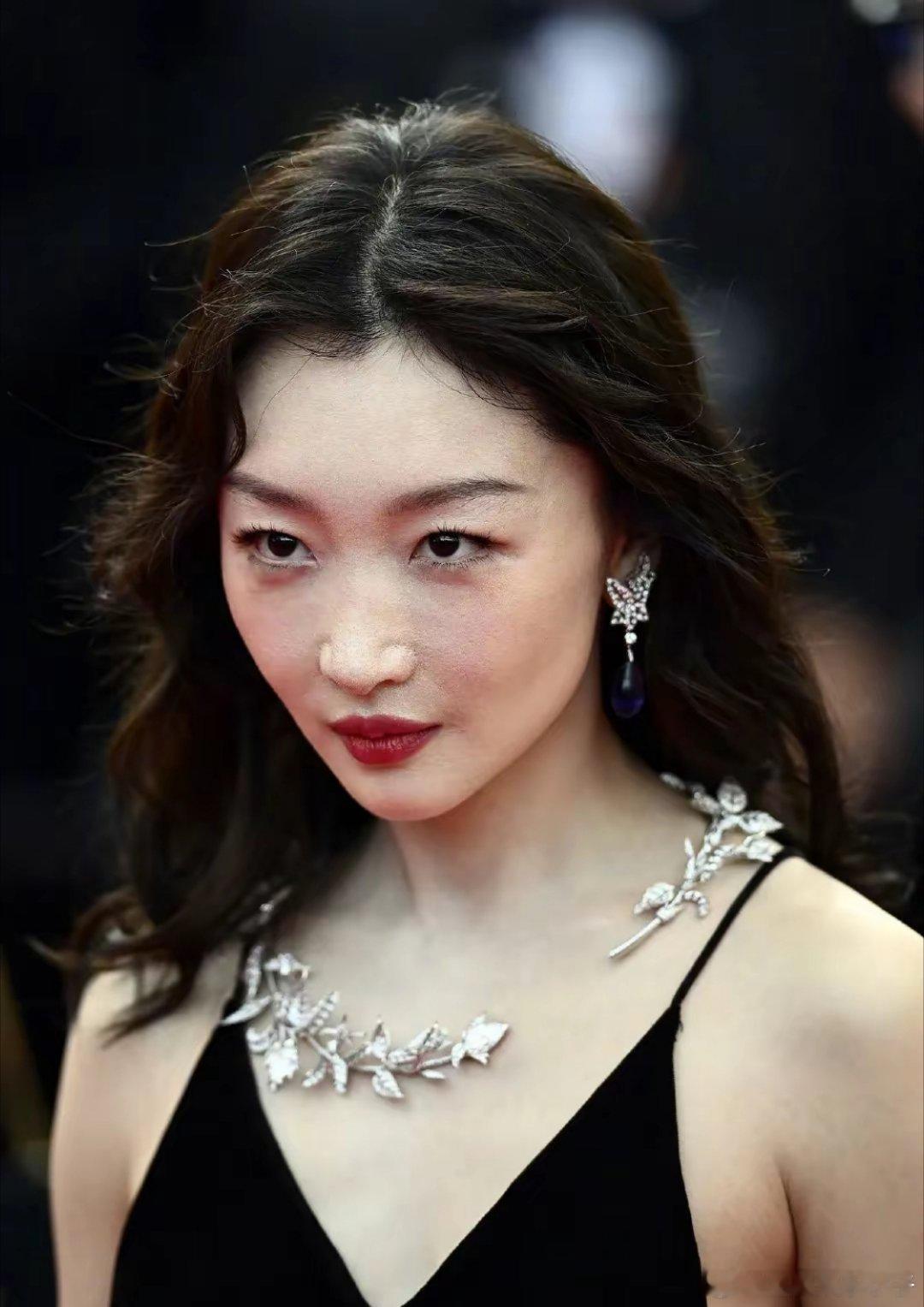 周冬雨戛纳红毯瘦脱相还驼背，松弛垮脸，气质全无​​​