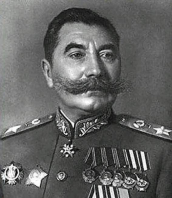 1939年，苏联内务部包围了布琼尼元帅的住宅，在这位驰骋疆场的骑兵统帅手持机枪向