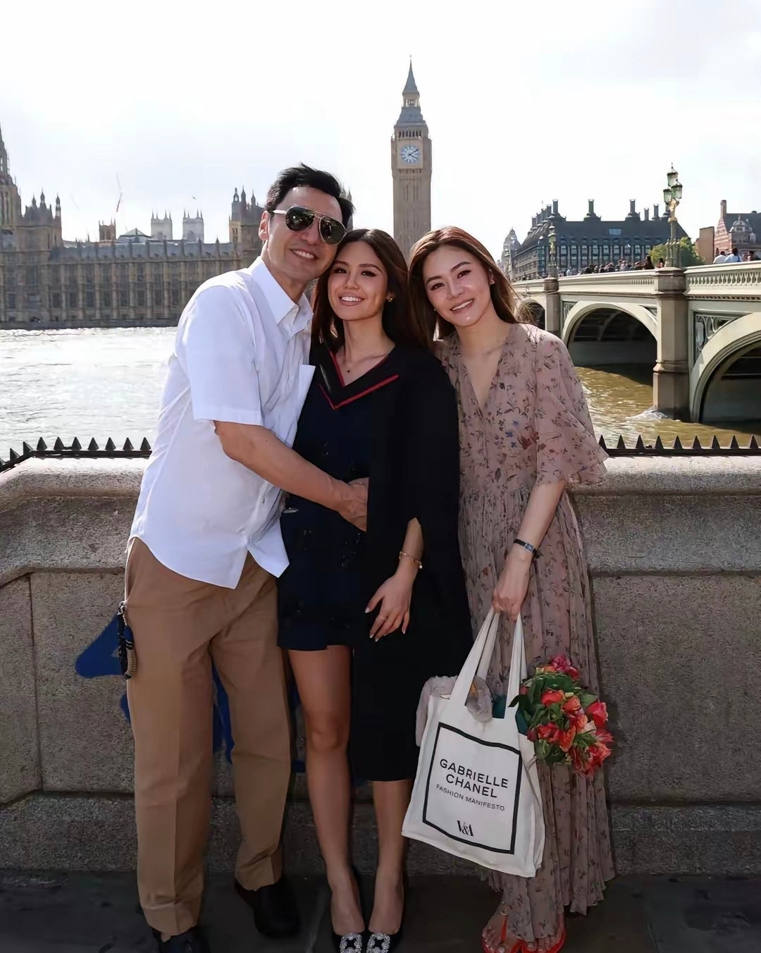 73岁钟镇涛和老婆范姜到英国伦敦参加女儿的大学毕业典礼，22岁钟懿一身学士服，身