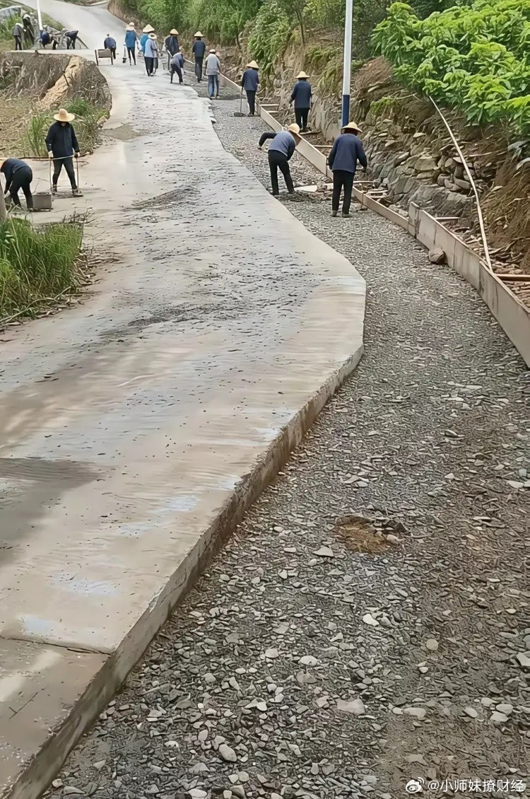 大家有没有发现一个很普遍的现象？就是在农村的马路基本上都是后面加宽的，为什么一开