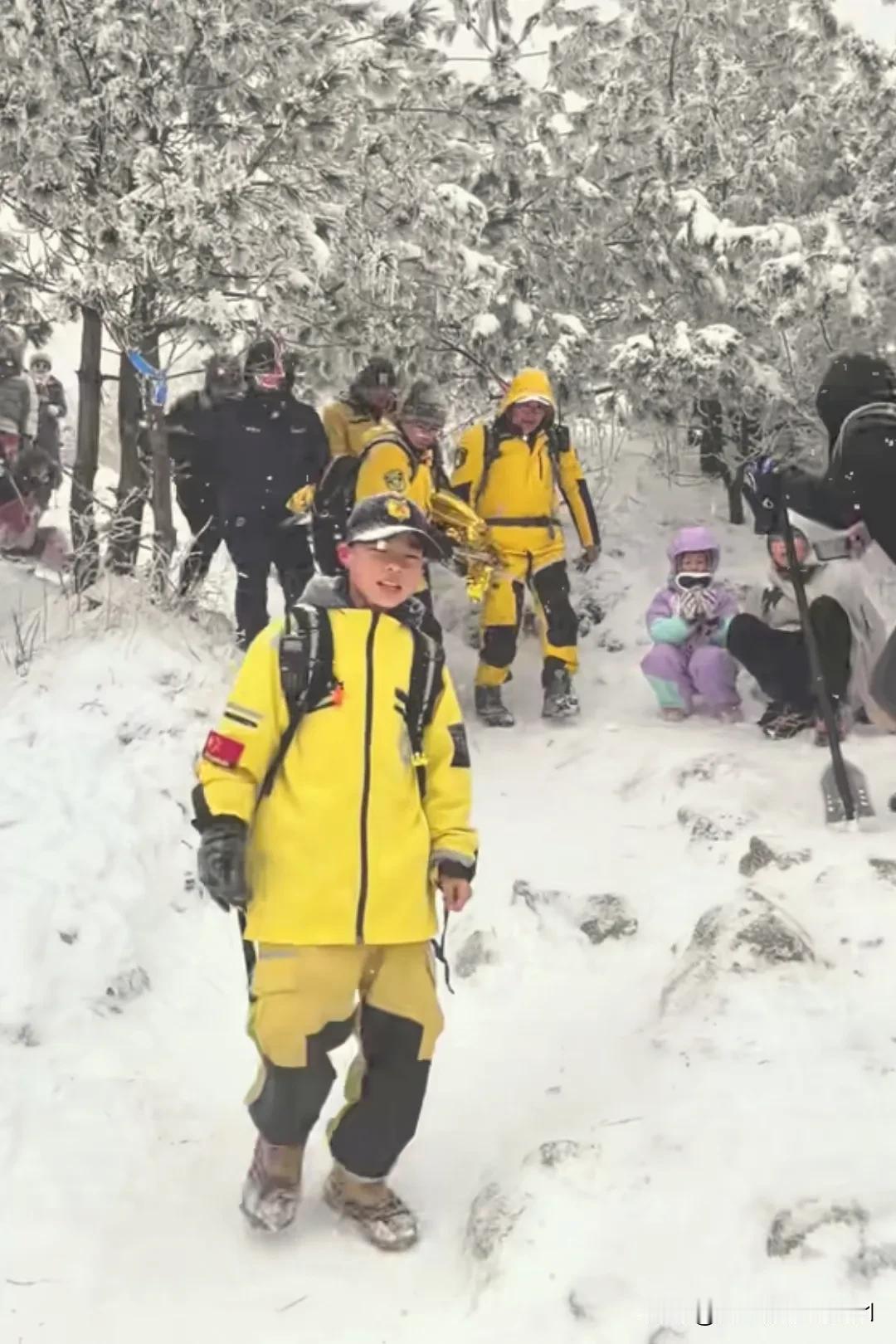 白雪皑皑，少年勇攀高峰。杭州太子尖雪景事故：美景之下，安全不容忽视。20