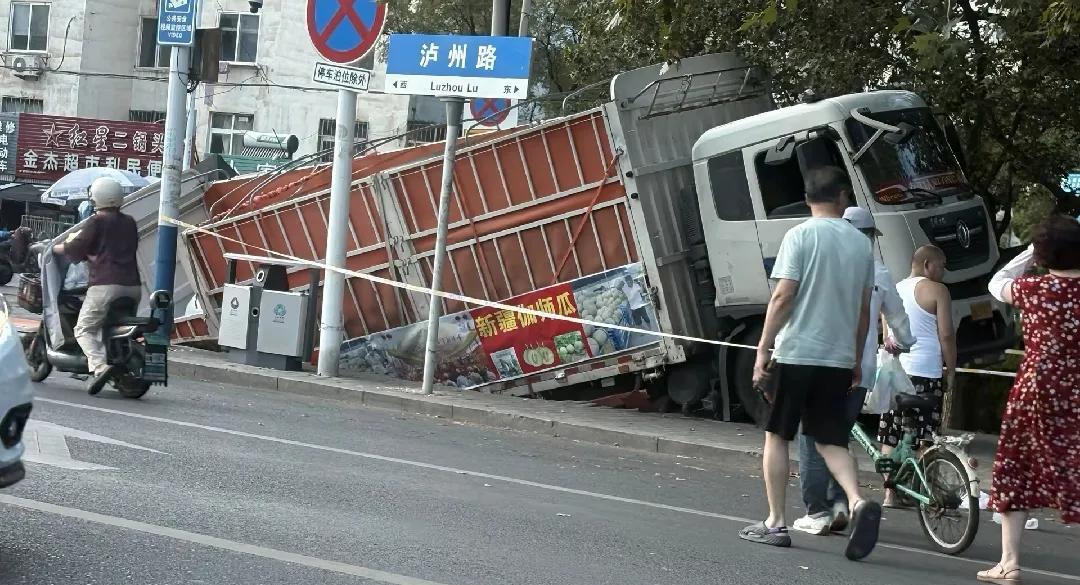 8月3日下午胶州泸州路水寨市场北门，一辆满载约7吨新疆哈密瓜的白色货车，后半部分