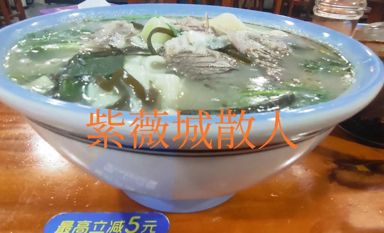 5月23日晚，我在洛阳市七一路吃了一碗平顶山风味的烩面，感觉挺好吃的就是价格稍微