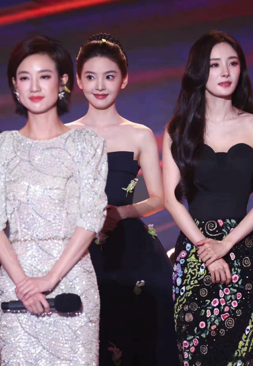 我的天，章若楠真是神了。杨幂是公认的大美女，五官和身材都没得说，这么多年在娱乐圈