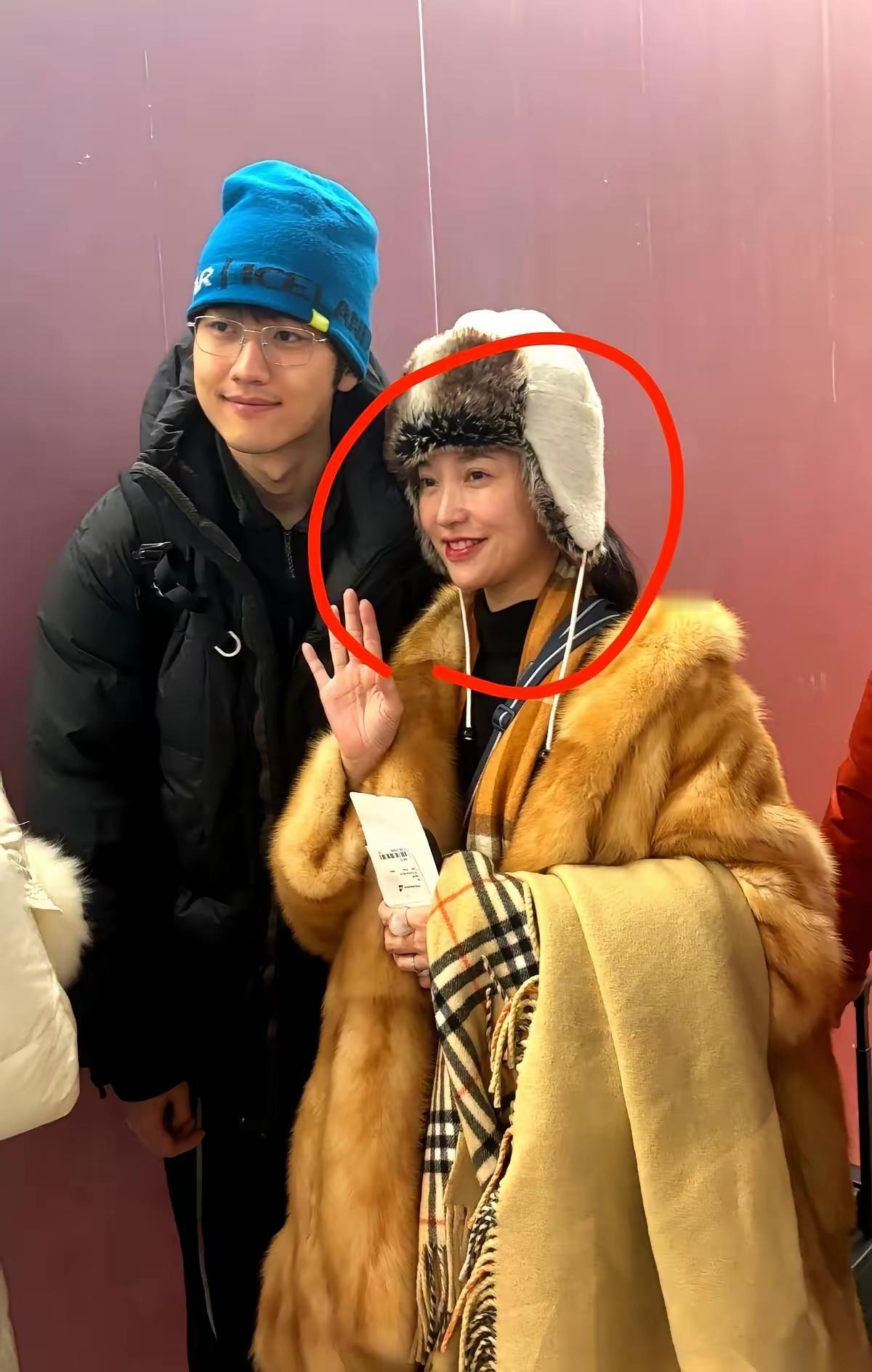 金莎在冰岛那张素颜照，火得有点出人意料。没有精致眼妆，没涂口红，脸蛋被冻得