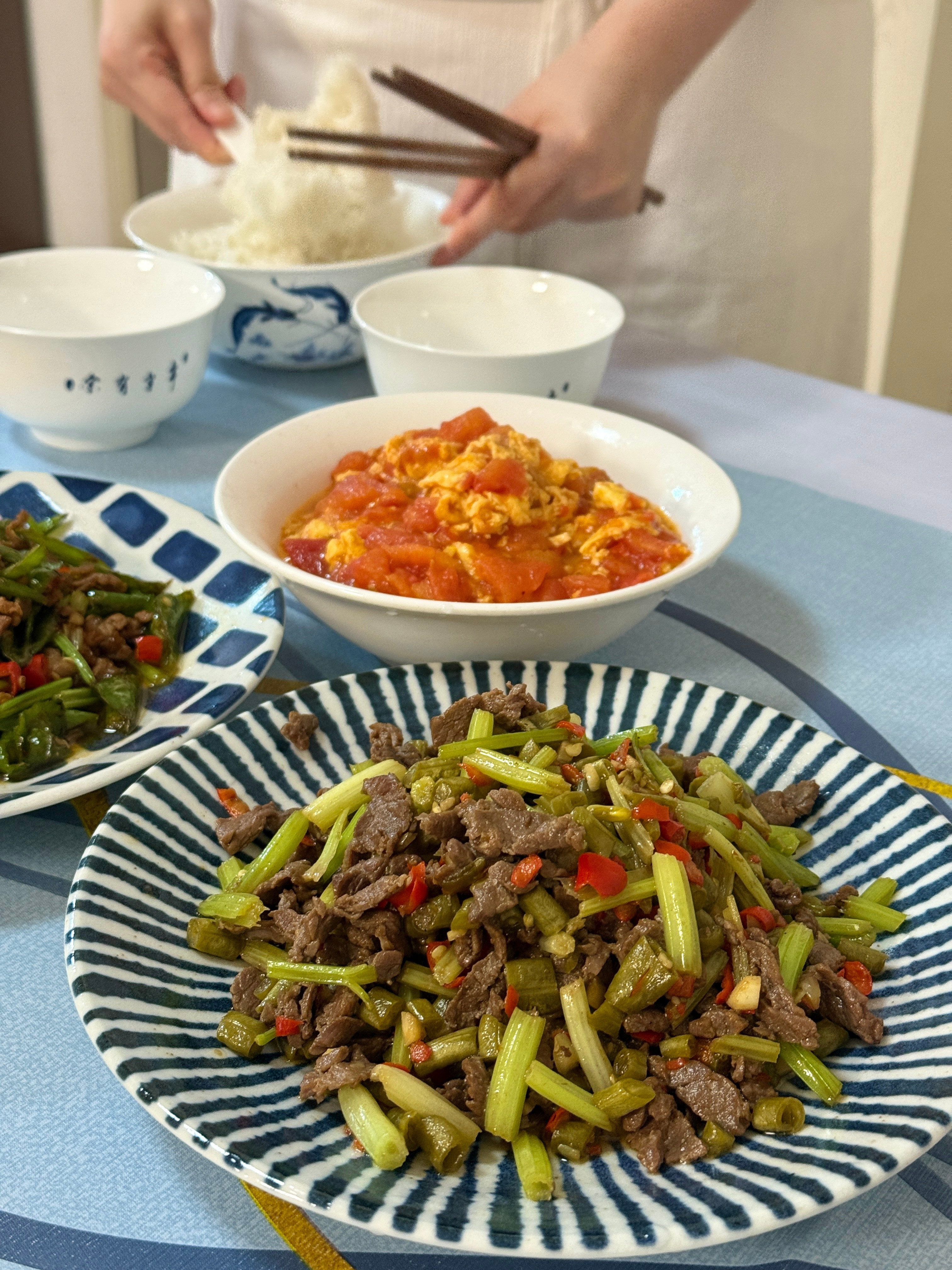 到璇璇家了，小羊妈妈给炒了四个菜[比心]都好好吃，小炒肉太香了！！​​​