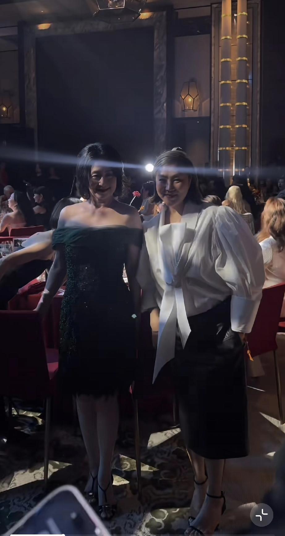 何超琼好雷人，64岁竟然穿抹胸装，结果一脸褶子，太过自信了!3月26日，何超