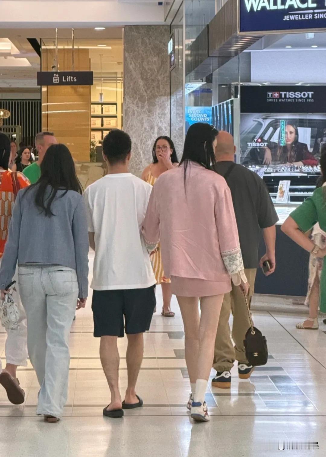 奚梦瑶和何猷君夫妻俩现身澳大利亚黄金海岸度假。奚梦瑶穿着一套粉色中式，长发披肩