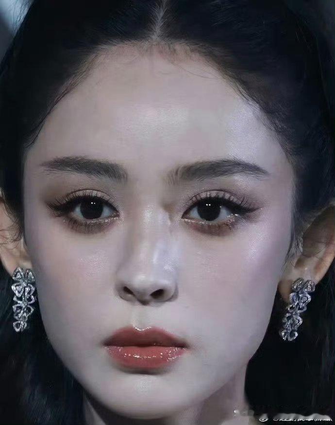 古力娜扎现身，真实模样令人关注，皮肤状态细节清晰可见，卡粉处也毫无掩饰，尽显真实