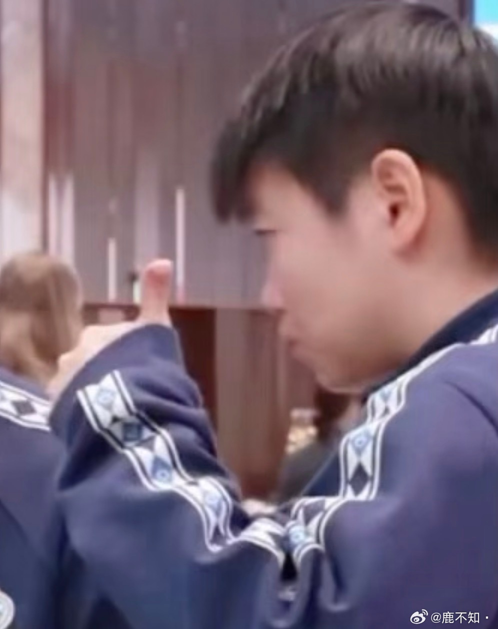 莎姐：饿了姐姐：慢点吃莎姐吃完：👍🏻