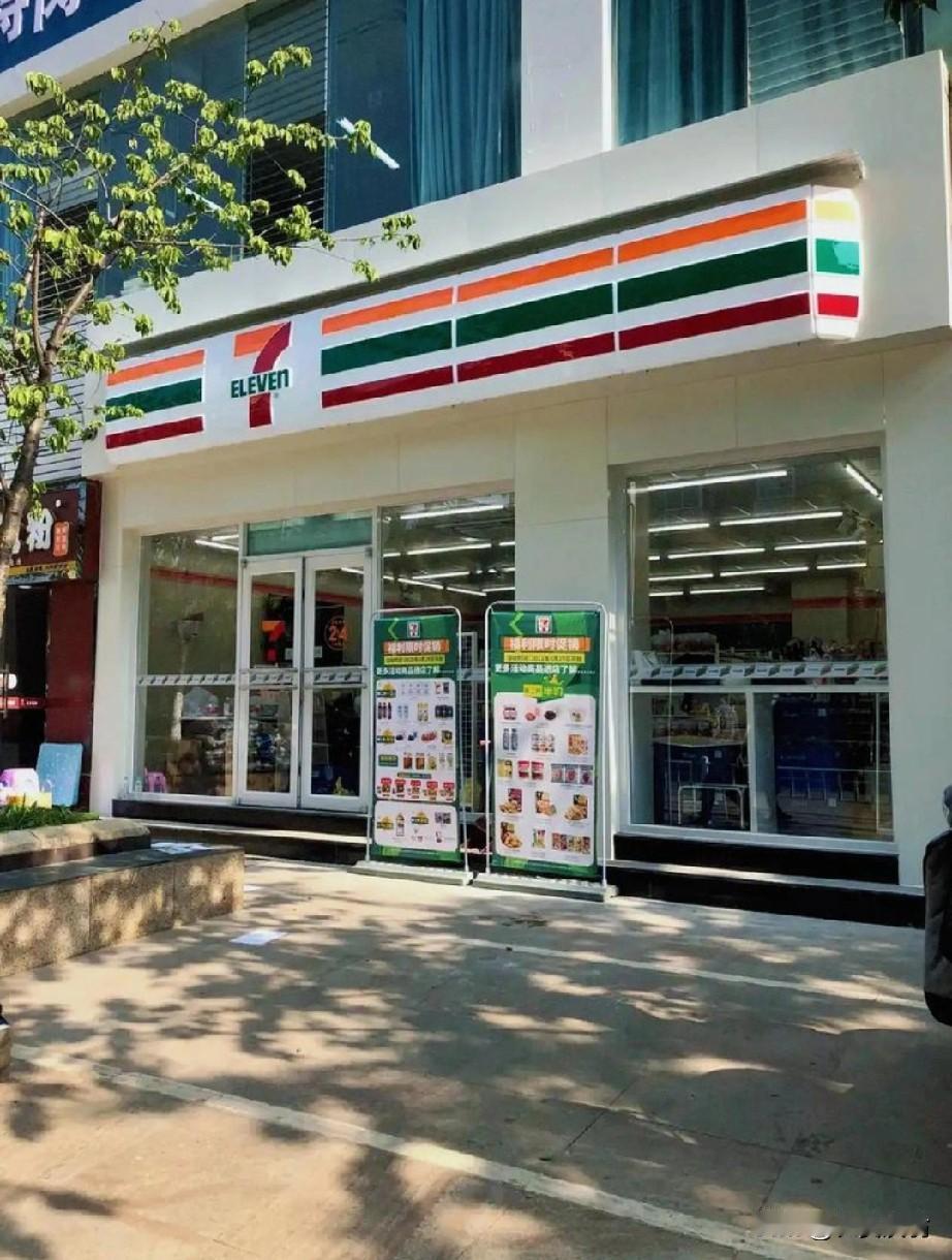 就在上周，当我去楼下的商店经过时，发现店门口挂着出租的招牌。半开的店里，店主小陈