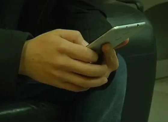 山东，一男子在公厕方便的时候，看到门板上有女人的信息，说愿意提供特殊的服务，男子
