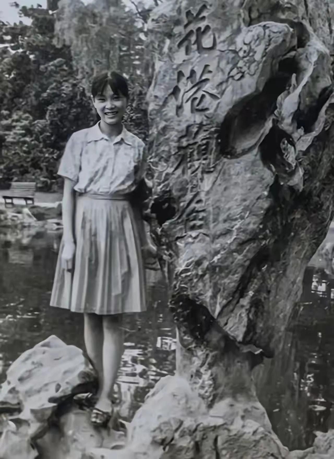 杜建英年轻时的打扮，很有时代的美，大方朴素又淑女。现在她女儿穿裙子打扮的风格有点
