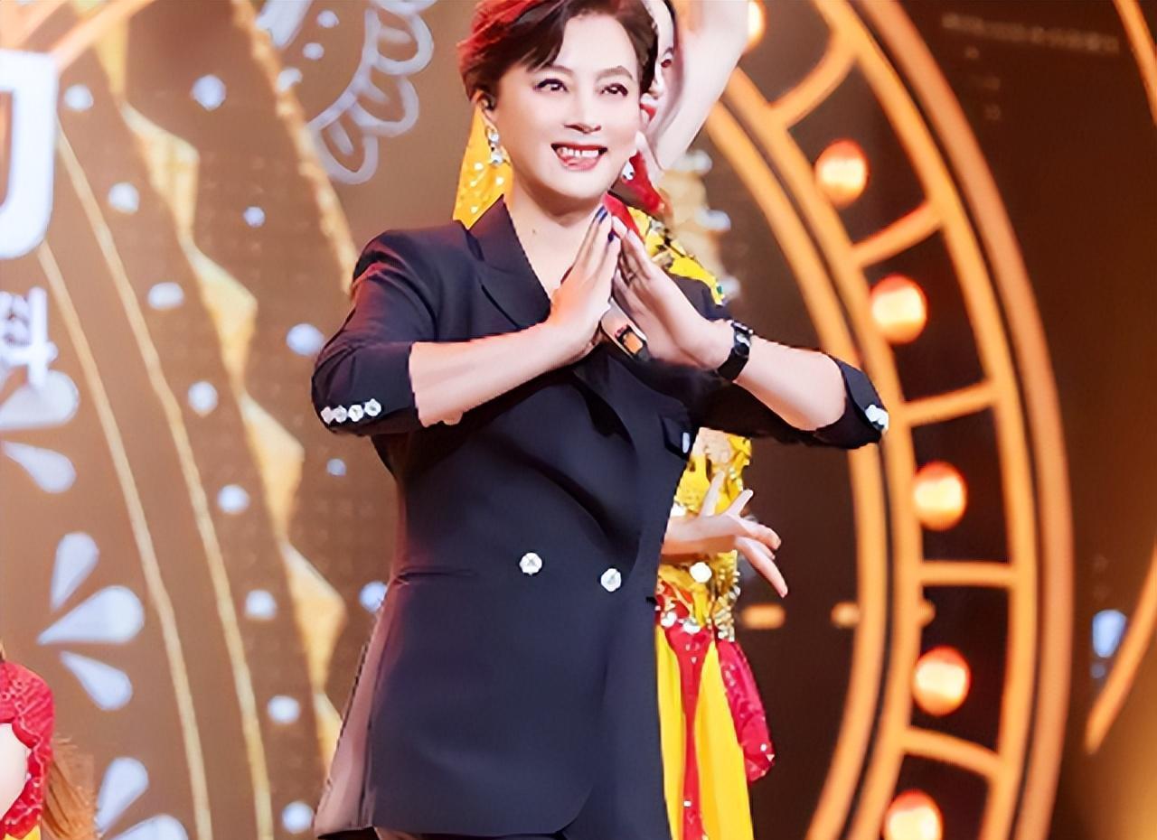 [呲牙笑]1999年，李玲玉和杰瑞结婚了，杰瑞是一个犹太富商，李玲玉开玩笑对他说：