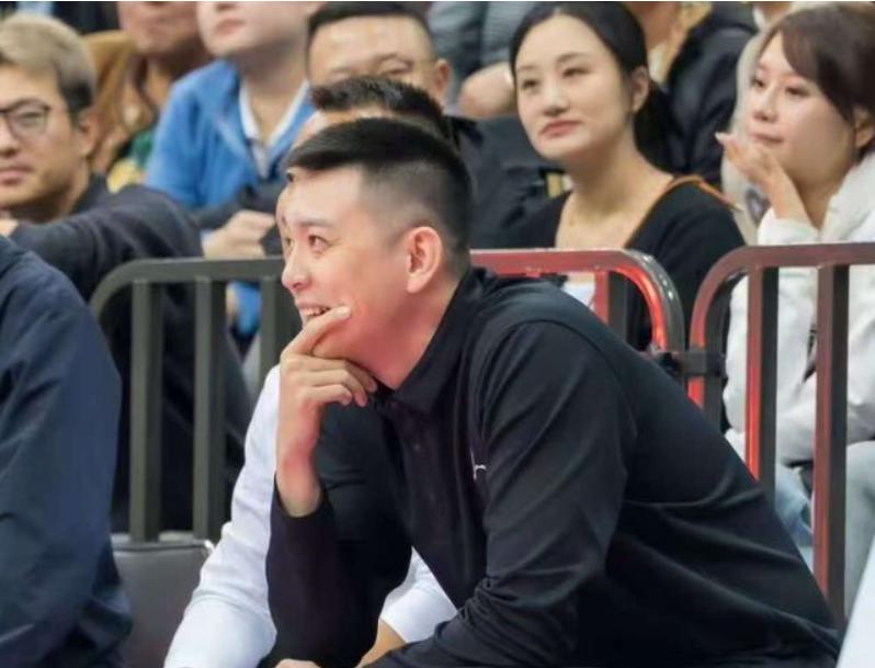 在胡金秋头上拿下11分，韩德君接班人表现令人惊喜，杨鸣开心地笑了！辽宁男篮热