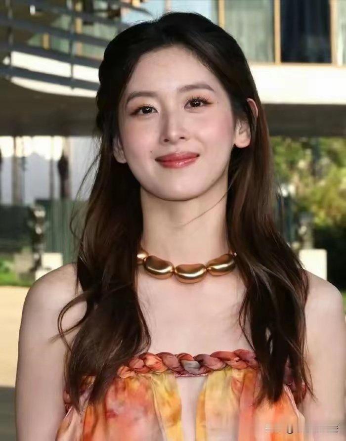 33岁章泽天戴大金链子出席活动，气场强大，不愧是东哥的女人！