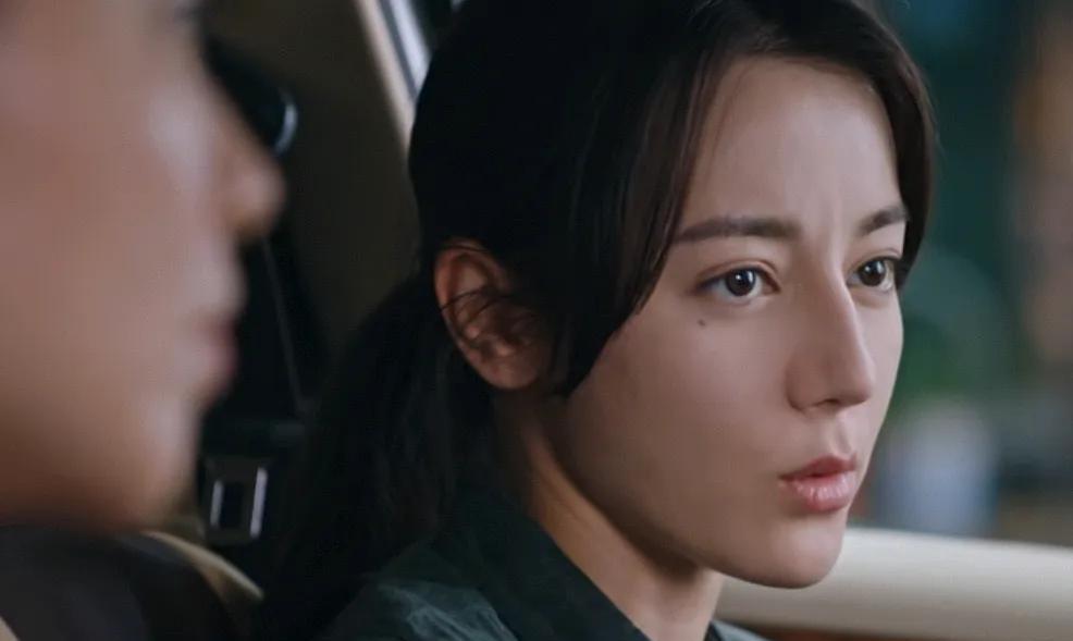《利剑·玫瑰》第17集预告，老黄狗落网后，红姨的行踪浮出水面，原来孙律师的孩子小