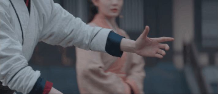 魏劭公主抱小乔抱空了 不行了我笑到头掉，魏劭好不容易主动一回，怕小乔弄脏衣服想要