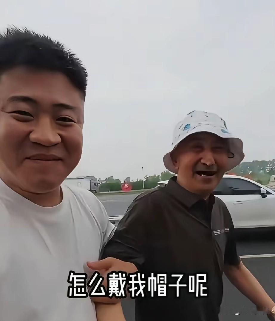 刘能的儿子开着房车，领着一家人回老家，看望爷爷，以及父老乡亲。别看有一段时间