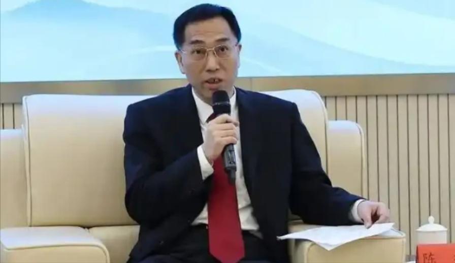法学界的陈枫教授抛出了一个重磅建议，他公开呼吁国内全部的幼儿园以及中小学校，必须