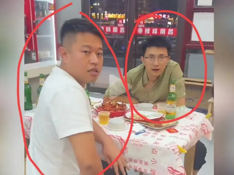 记住画圈的这两个人，他们马上就要火了。据网上上传视频显示，该白衣男子无故摸了一