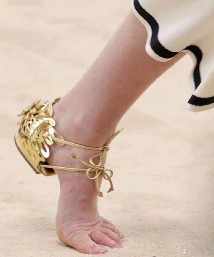 反正我是理解不了这种设计，可能高贵的上流人士的审美，都异于常人？其实还真有可能，