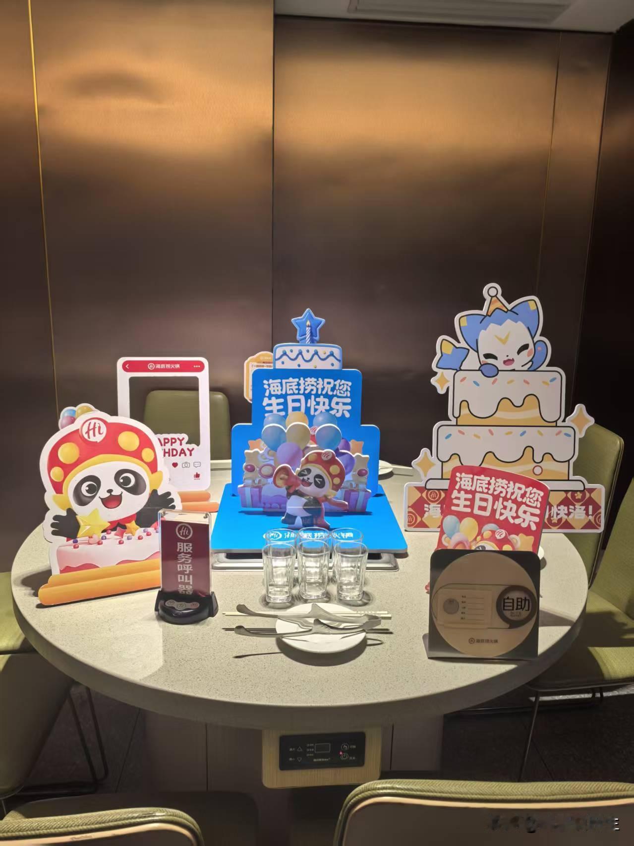 别的餐饮店冷冷清清，海底捞火锅天天爆满，为啥？人家把服务和仪式感都做到极致了！