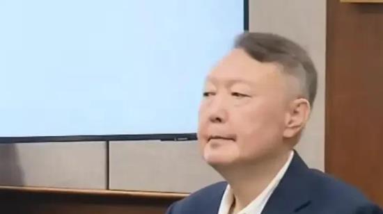 尹锡悦中计了？保释审查时公开说，吃喝拉撒睡全在6平方米小屋完成，李在明顺势执政，