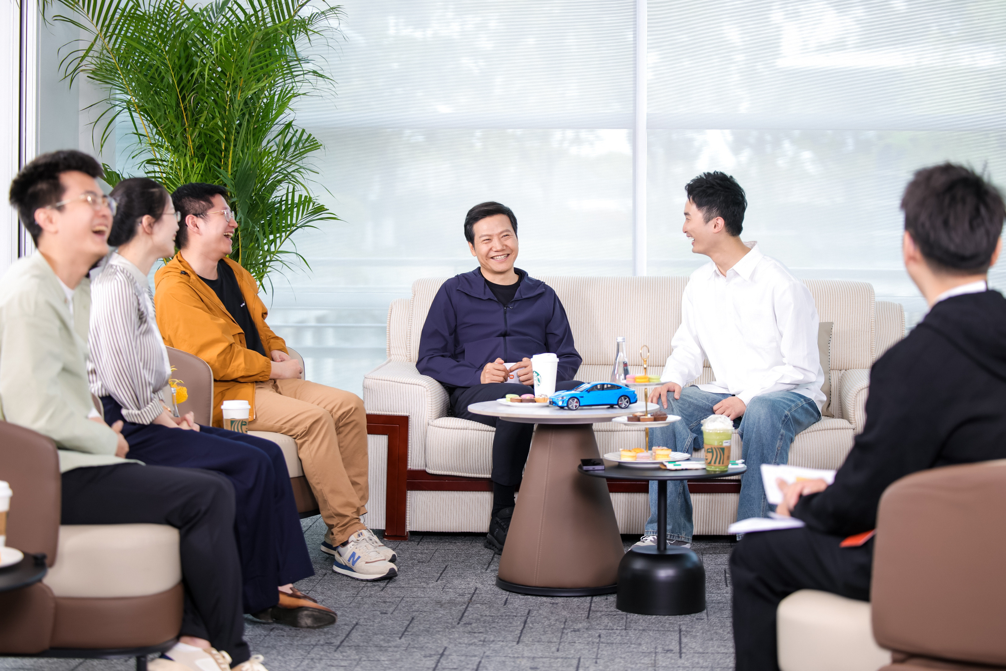 刚完成1300公里、15小时全程续航直播，周末便现身上海国际赛车场，与SU7车主