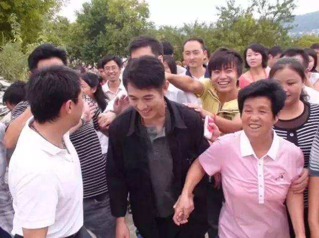 1987年，24岁的李连杰在拍戏时身患“怪病”，能正常吃喝却没有办法大小便，当时