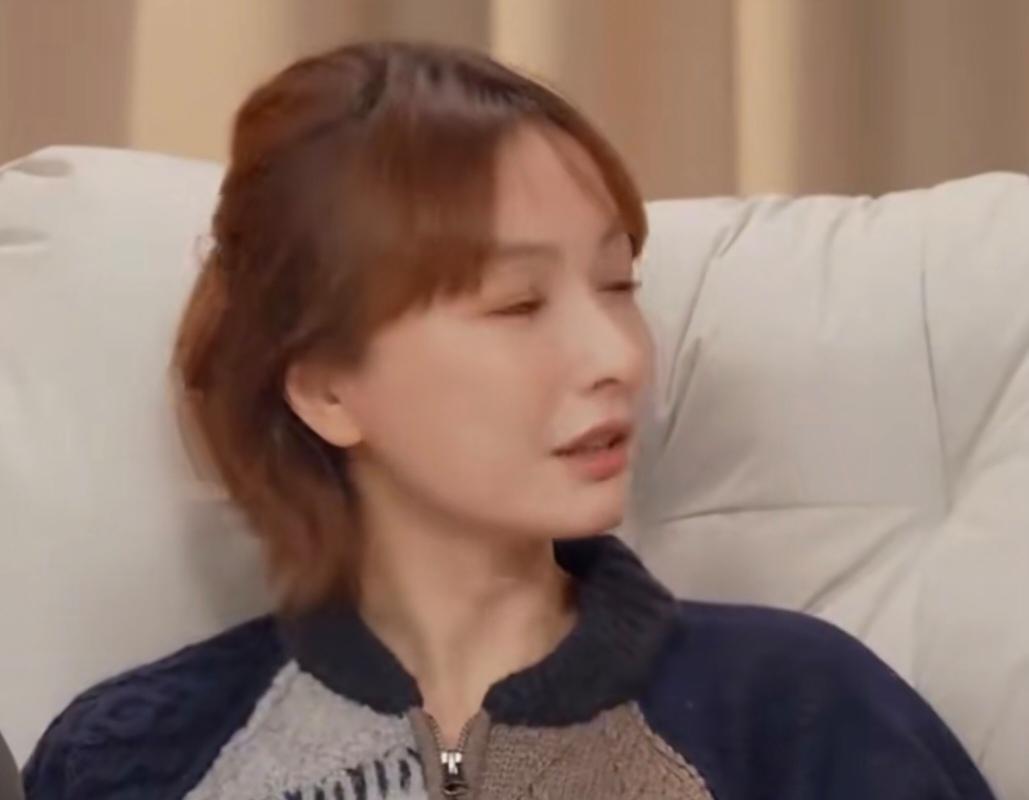 你记得吴昕在快本最边缘时，低头数地砖的样子吗？那节目一停，所有人都以为她完了。