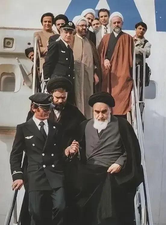 1979年法国政府派出专机，将流亡海外的宗教领袖霍梅尼送回伊朗，机长亲自搀扶霍梅