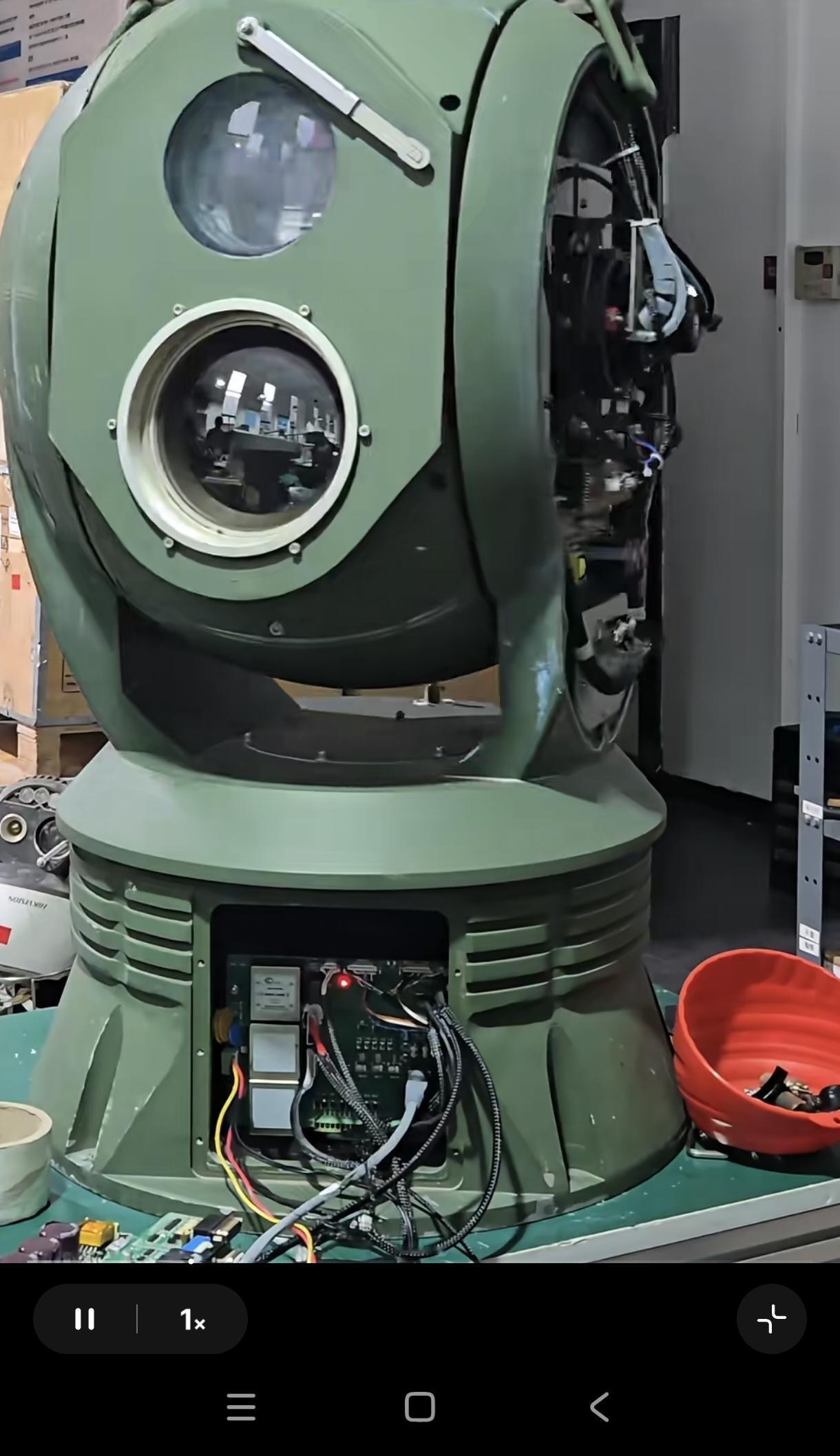 超大重载双光电转台，瞧这颜色涂装，上下两个镜头，军用海防和边境防护吧。设备虽有些