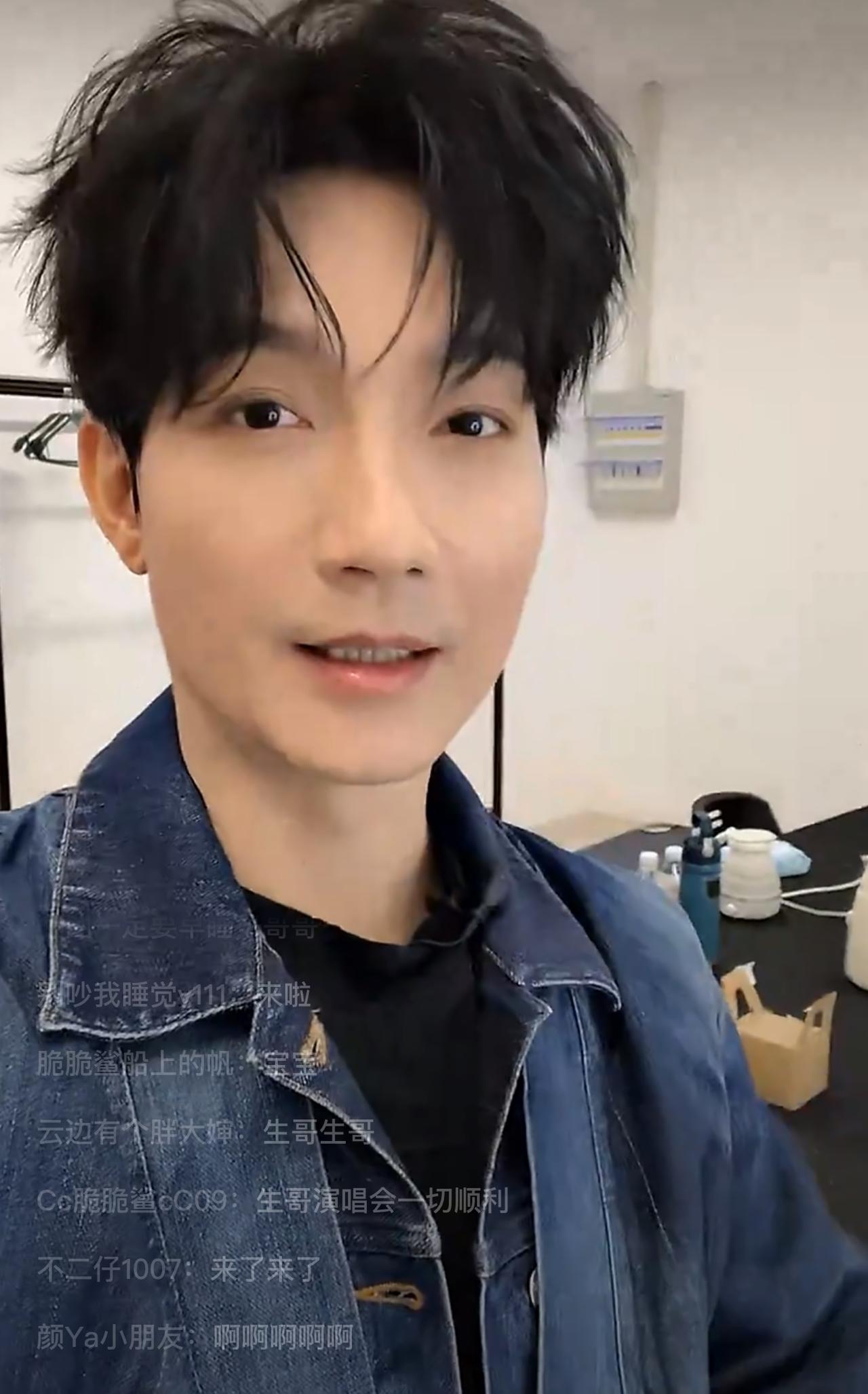 陈楚生在直播，说话声音很好听，感觉与生哥贴脸聊天。他现在正在内场介绍舞台和VI