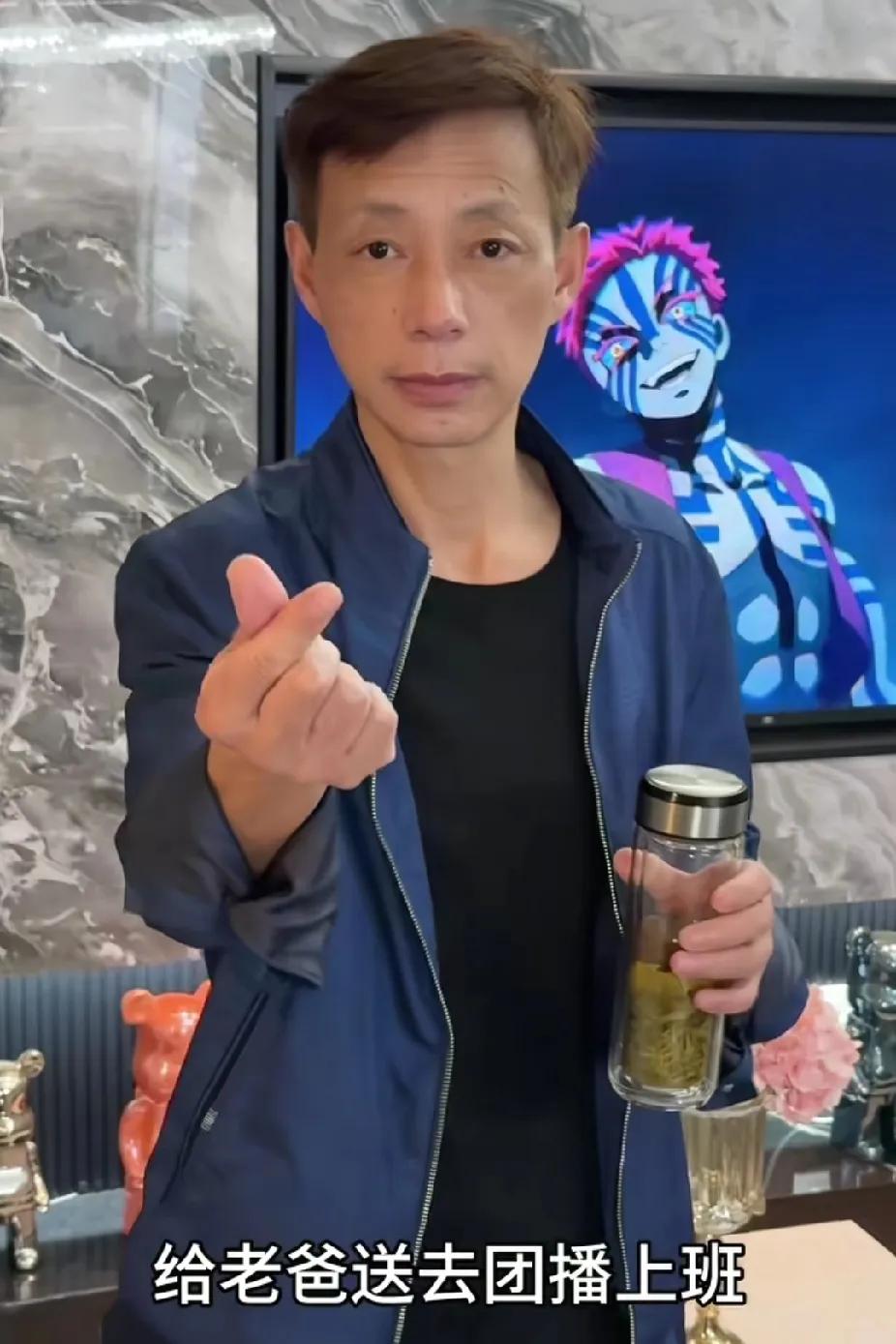 “望父成龙”具象化了，有一位帅哥自己去应聘男舞团主播，但是颜值不达标被拒了。之后