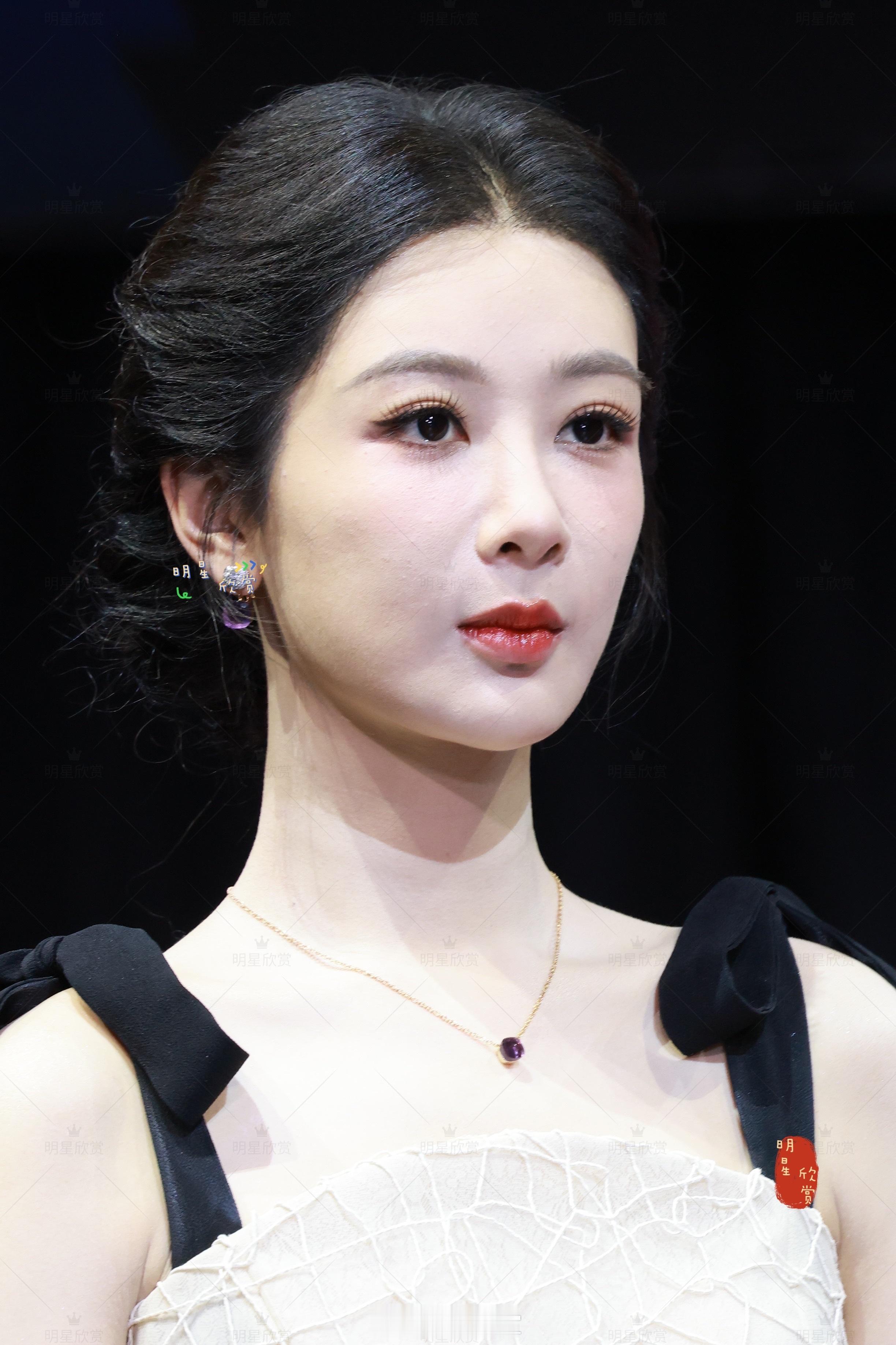 杨紫奇瑞汽车发布会生图白玉兰视后的气场