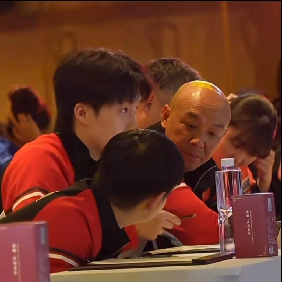 刷到去年成都混团的名场面！谁懂这三个人同框的含金量啊😭红黑队服整整齐齐坐