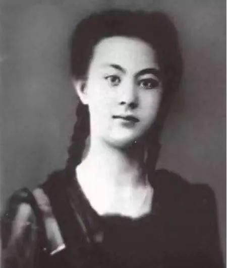 1945年，一群日本人将一位仅有17岁的小姑娘推进了漆黑的山洞中，随后，女孩下落