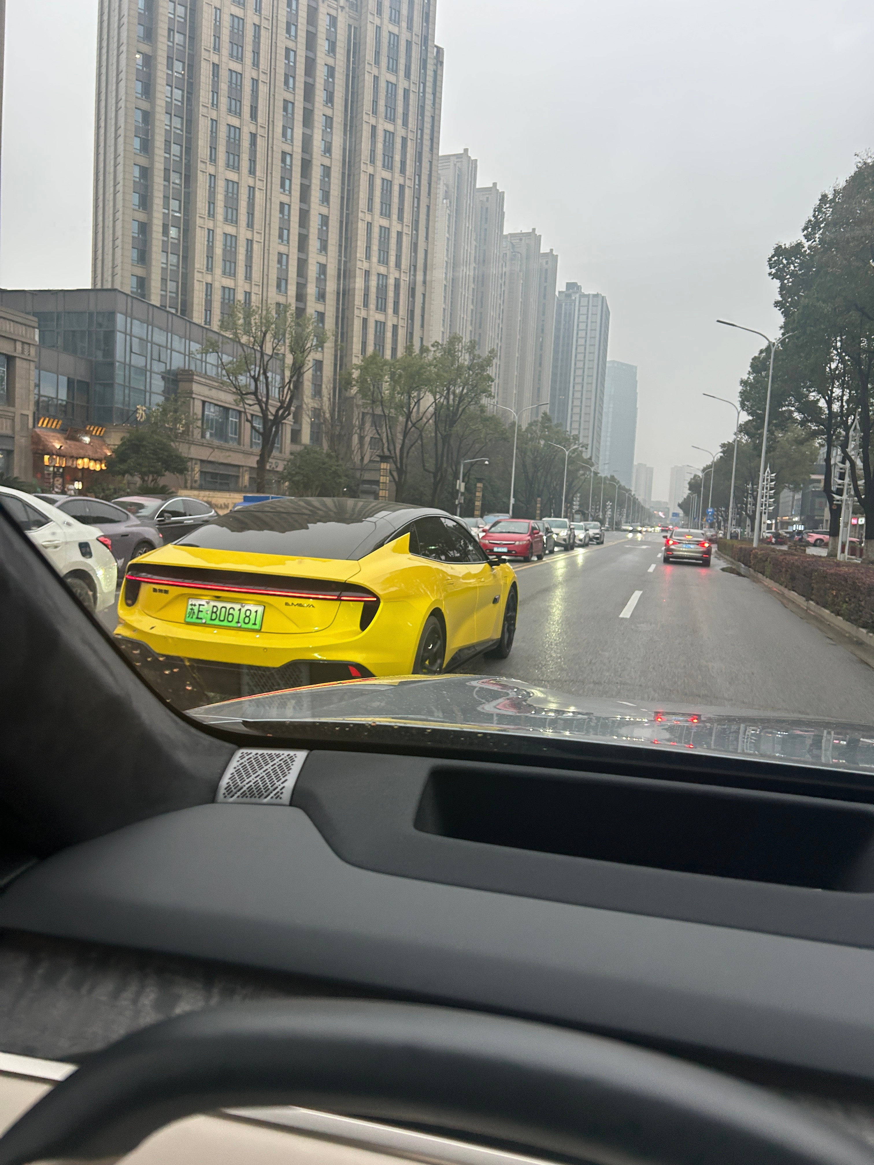 这小黄车好帅啊，还得是苏杭，来了总共几个小时，路上911、法拉利，马丁DBX都见