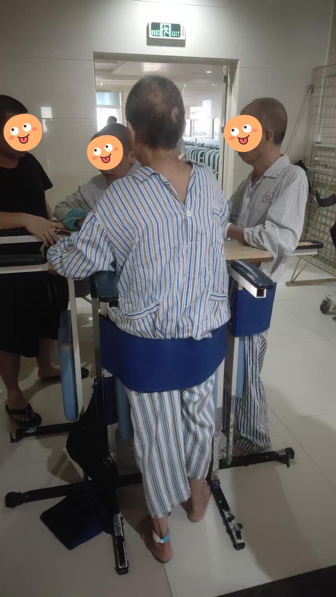 一位殡仪馆的老师傅这样说：“活着才是王道，你要知道，每天推过来的人里，有一半银