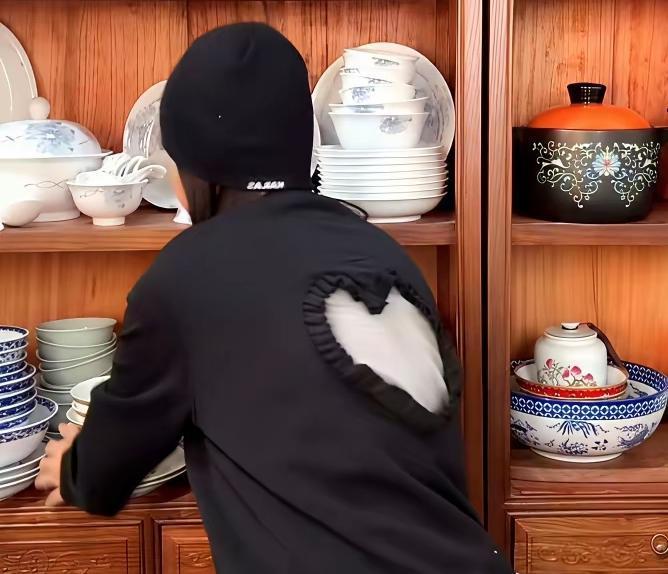 被起诉，不停的找理由和各种借口拖延，每一个呗追加的被告，都把拖延用够了，是在没有