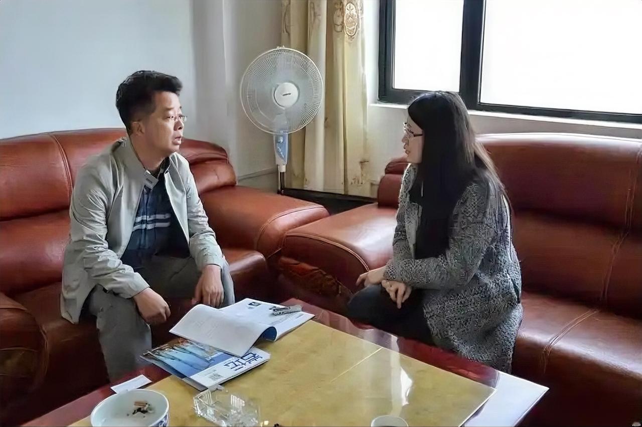 你被异性死死的盯过🐻吗？我被盯过，还是我的来访者，五十出头的年纪，个子不高，穿