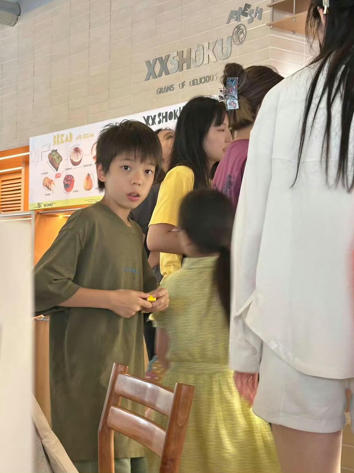 杜江和霍思燕的儿子嗯哼12岁了，个子长高了不少。